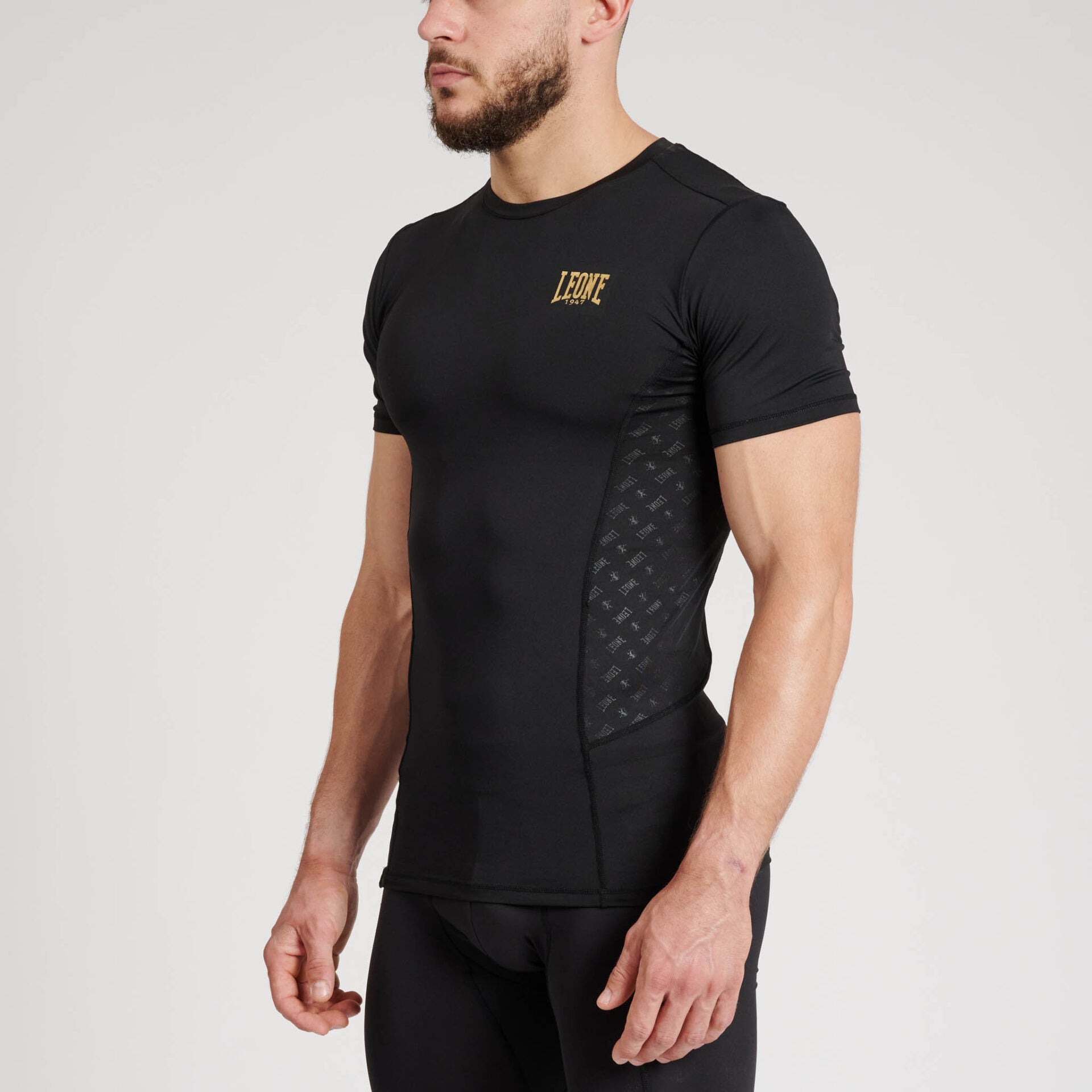 Felpa Con Cappuccio LEONE 1947 DNA – Nera, Logo Dorato, Tessuto Leggero In Poliestere, Taglia M, Stile Streetwear